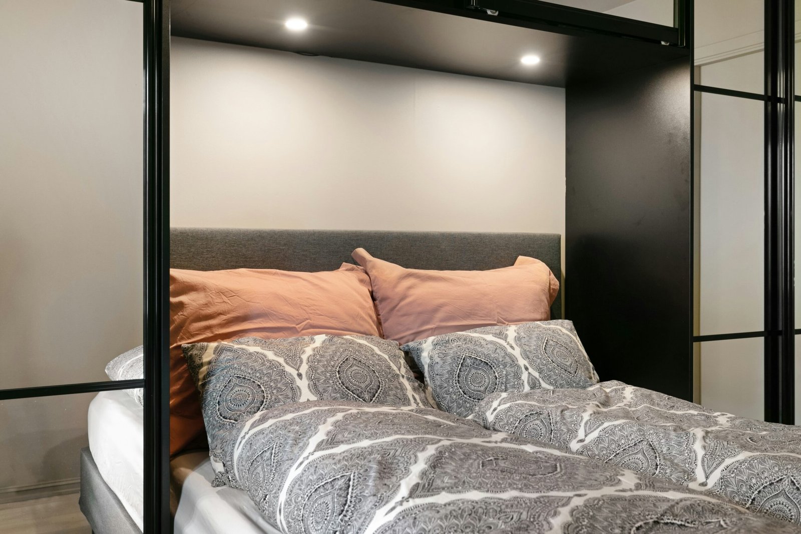 Infographic showing sleep cycle breakdown tracked by a sleep monitoring clock