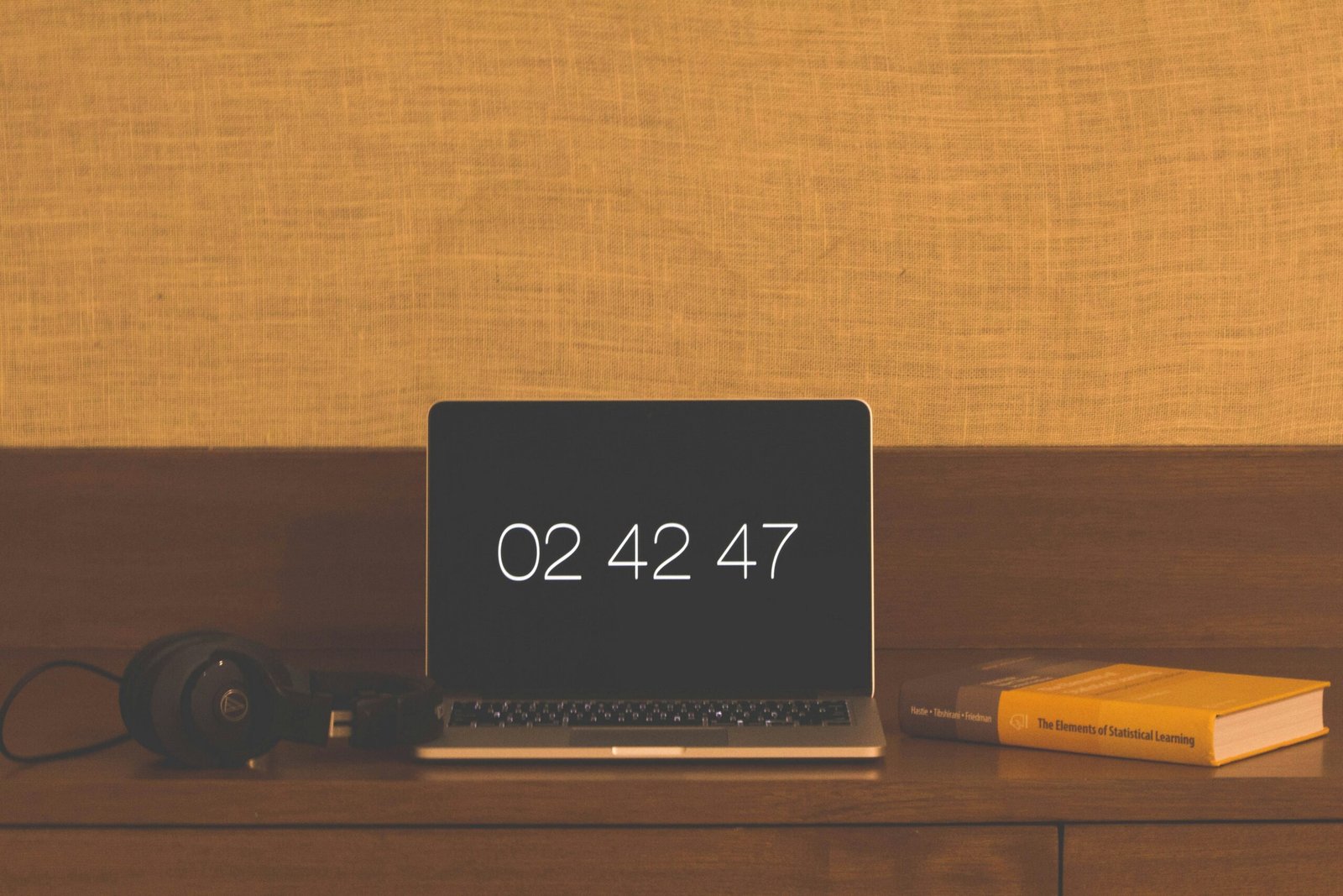 Step-by-step screenshot showing how to sync a smart clock via an app interface.