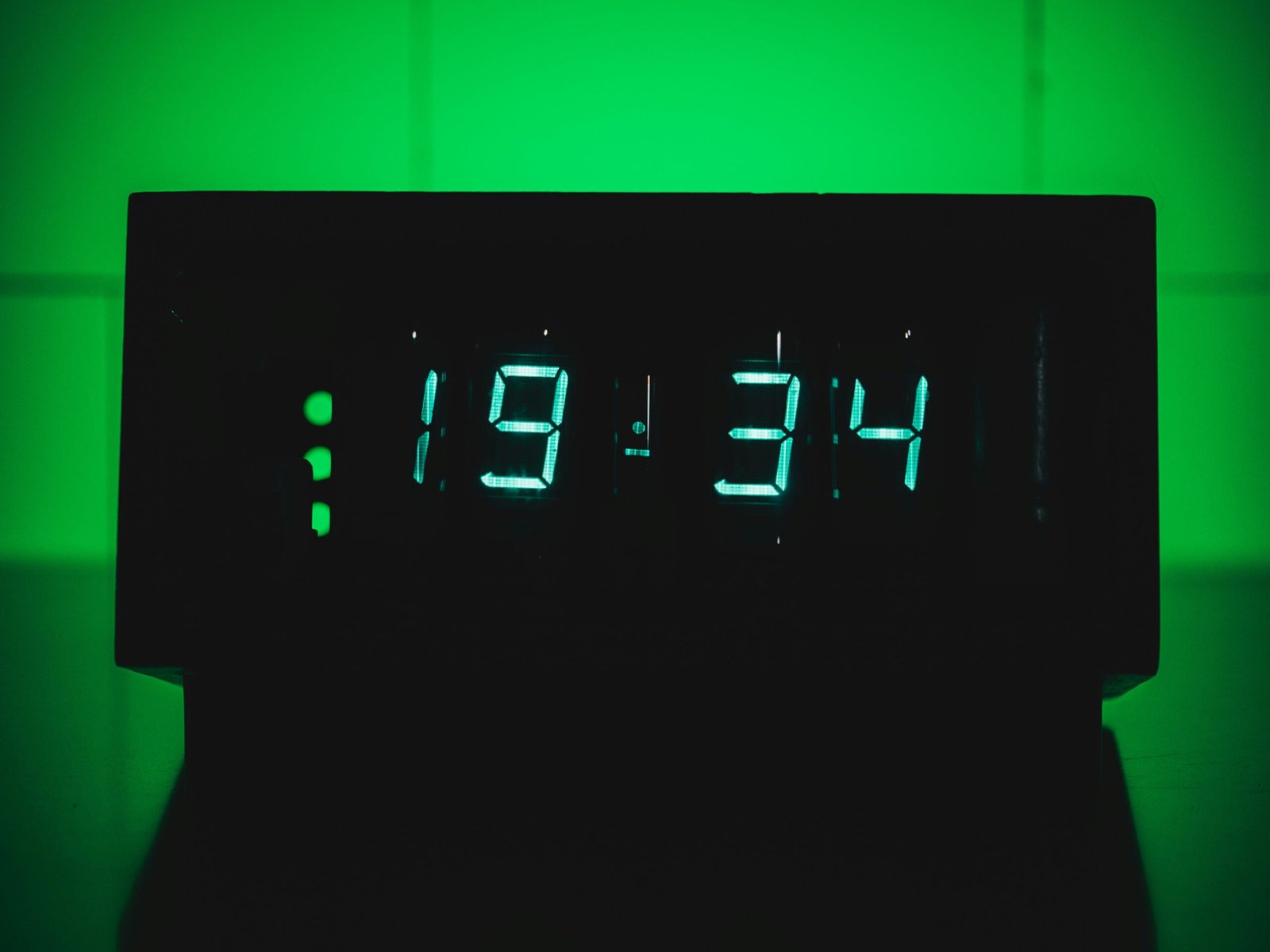 Flowchart showing steps to connect interactive clock display to Wi-Fi and apps