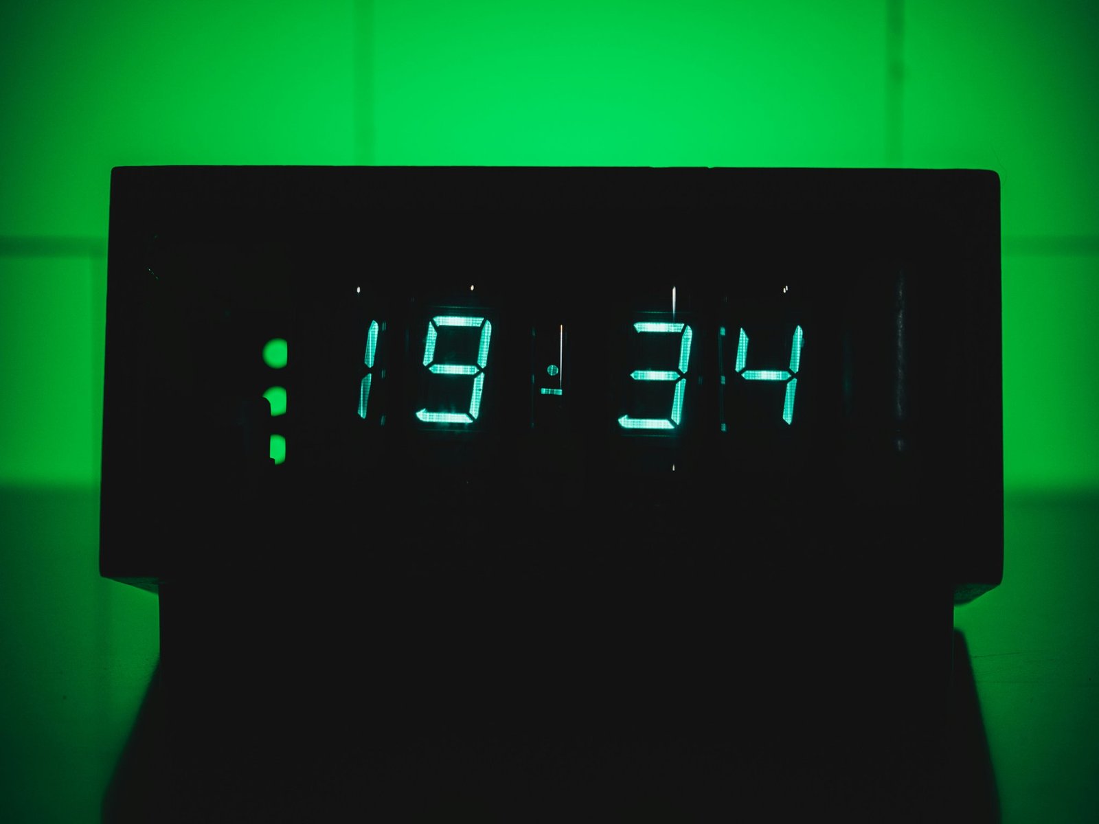 An example of a highly customized smart clock setup featuring weather and to-do list widgets