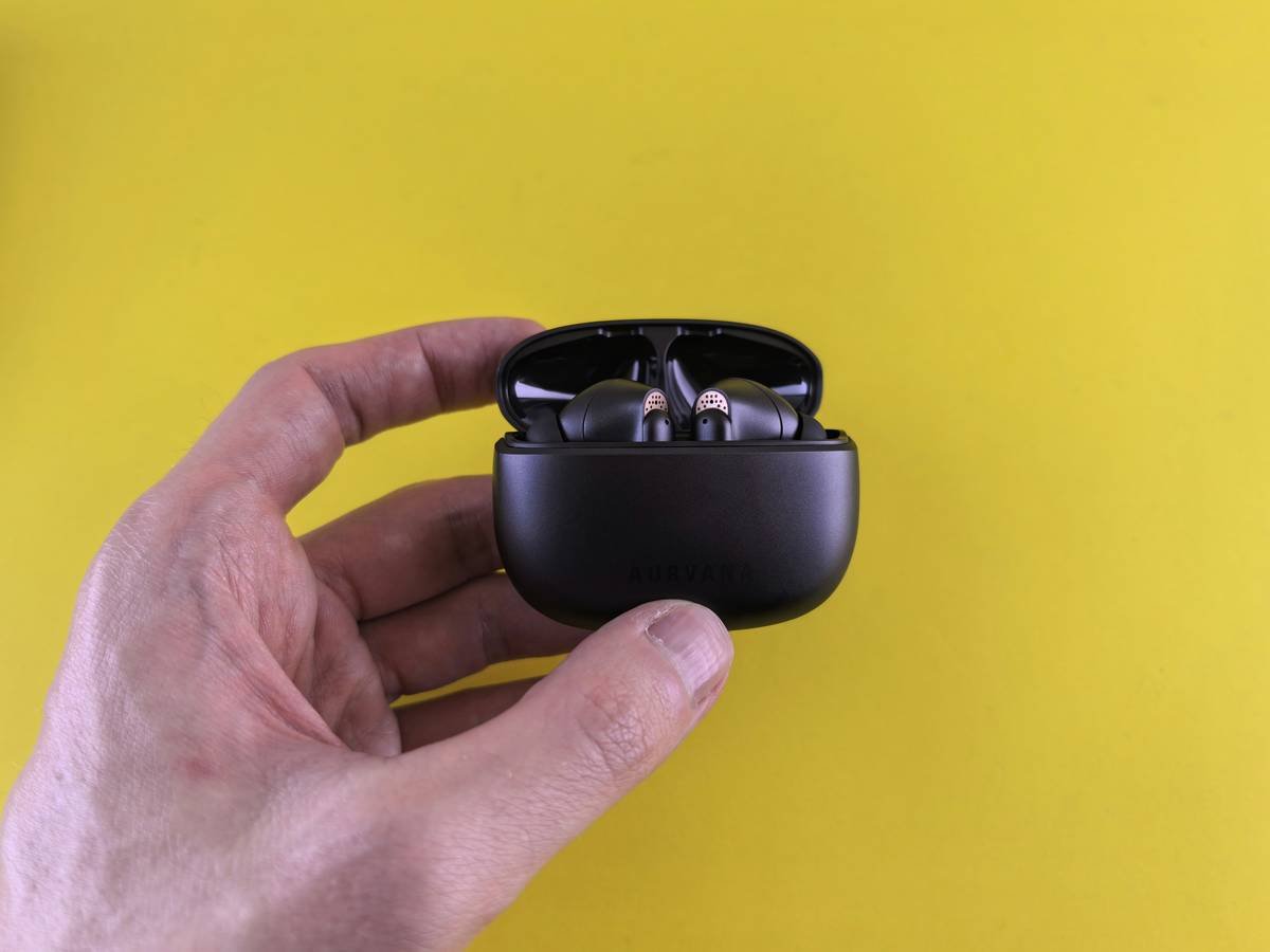 Infographic comparing traditional vs smart clock routines.