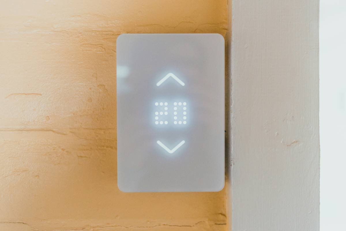 Infographic on steps to configure a smart clock