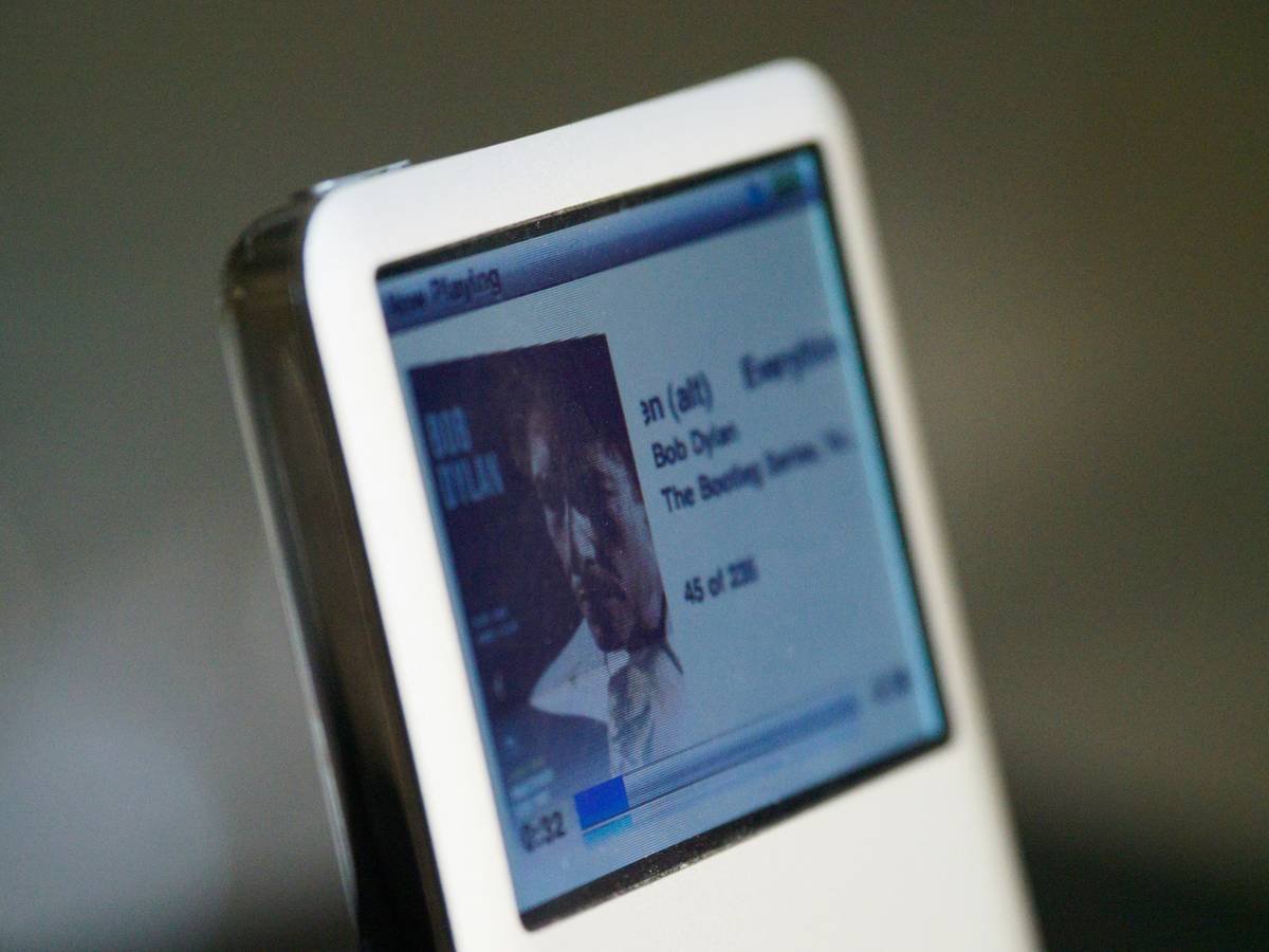 Step-by-step infographic on customizing clock UI