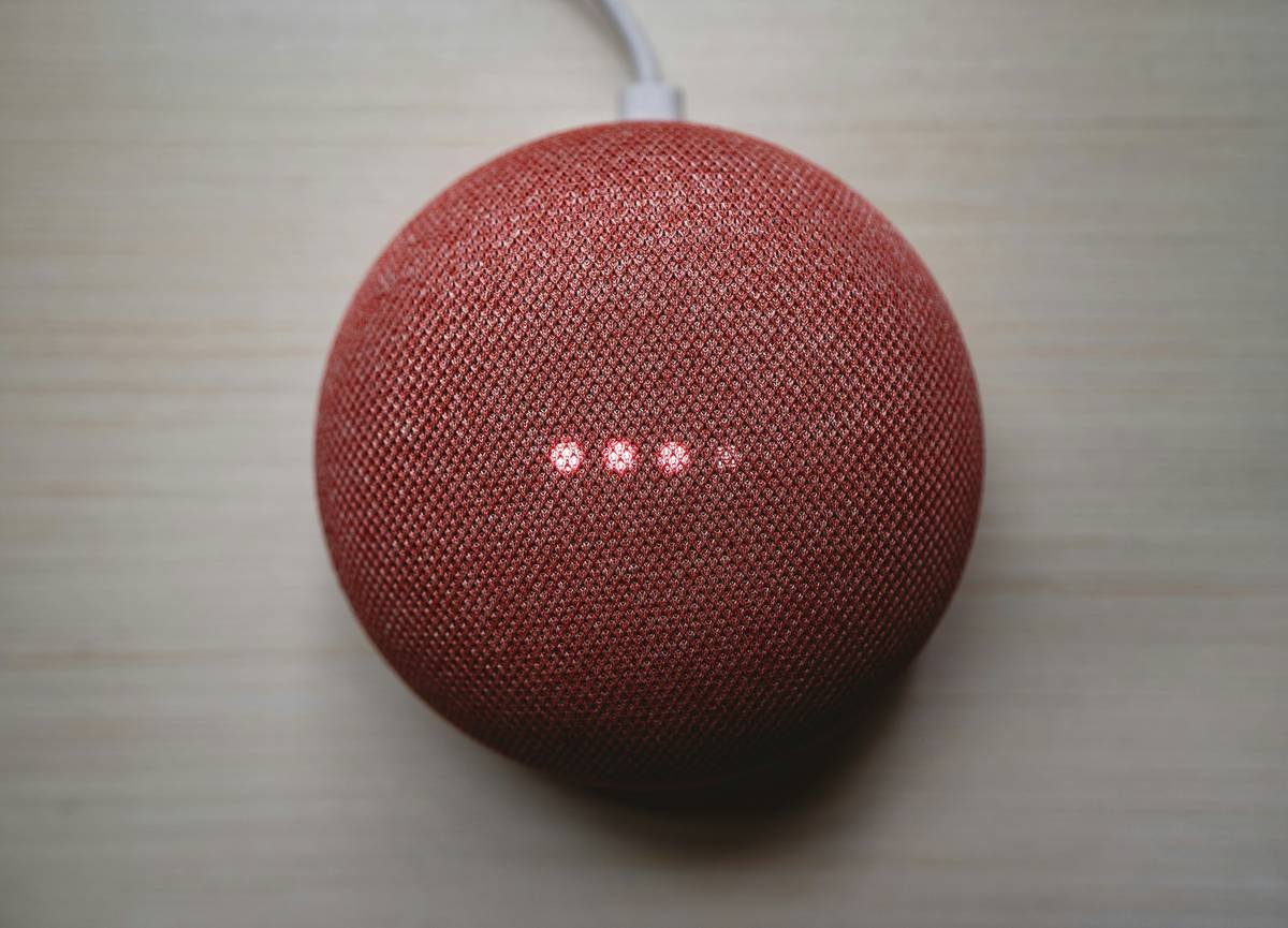 Step-by-step screenshot showing how to connect a smart clock to Wi-Fi using the Google Home app.