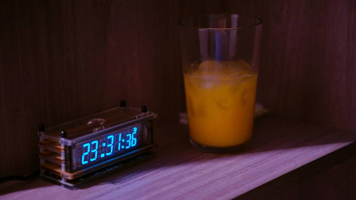 An illustration showing different levels of smart clock brightness from dim to bright.