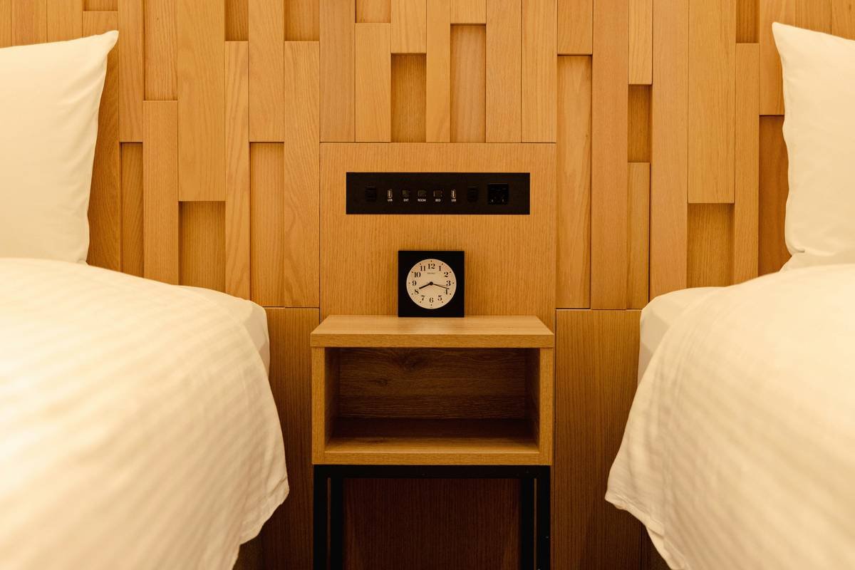 Screenshot of a smartphone app showing smart clock customization options.